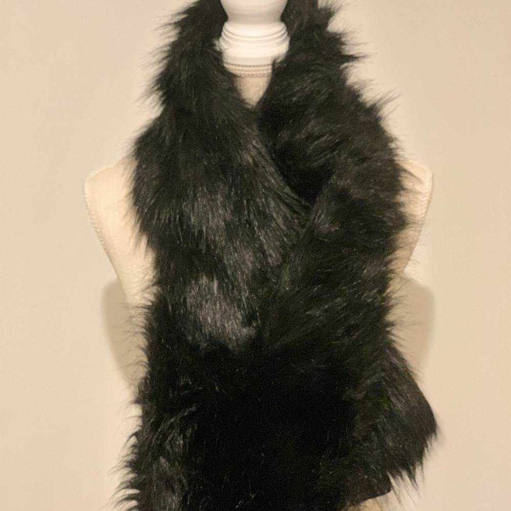 Faux scarf in black